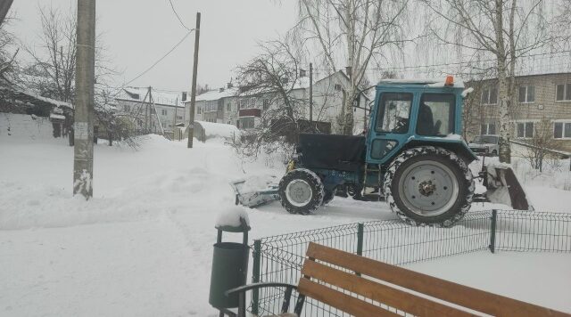 В Рогнединском районе продолжают ликвидировать последствия снегопада
