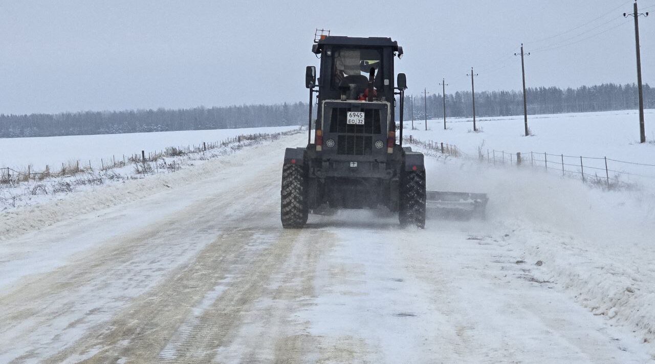 На Брянщине продолжается активная работа по очистке автодорог от снега