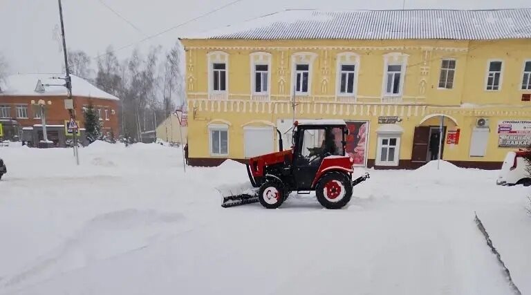 В Рогнединском районе продолжается борьба с последствиями снегопада