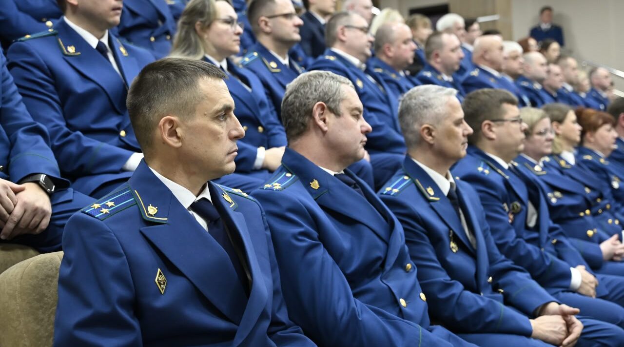 Брянский губернатор поздравил сотрудников и ветеранов прокуратуры