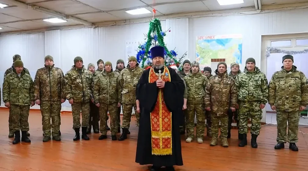 Священник бригады «БАРС-Брянск» поздравил бойцов и командование с Новым годом