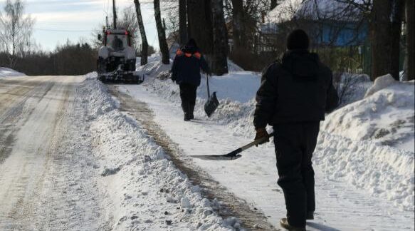 В Рогнедино ликвидируют последствия снегопада