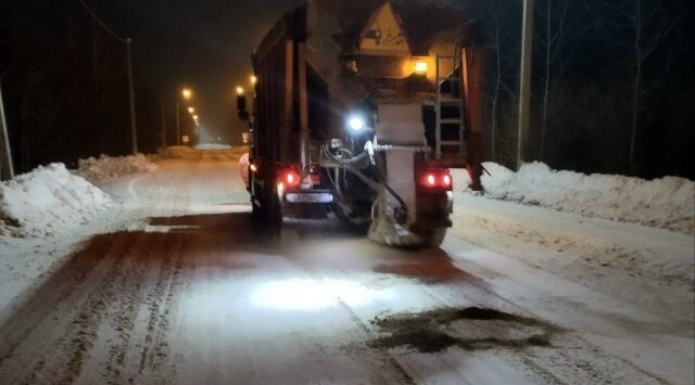 В Брянской области за последние сутки обработали 1,7 тысяч километров автодорог