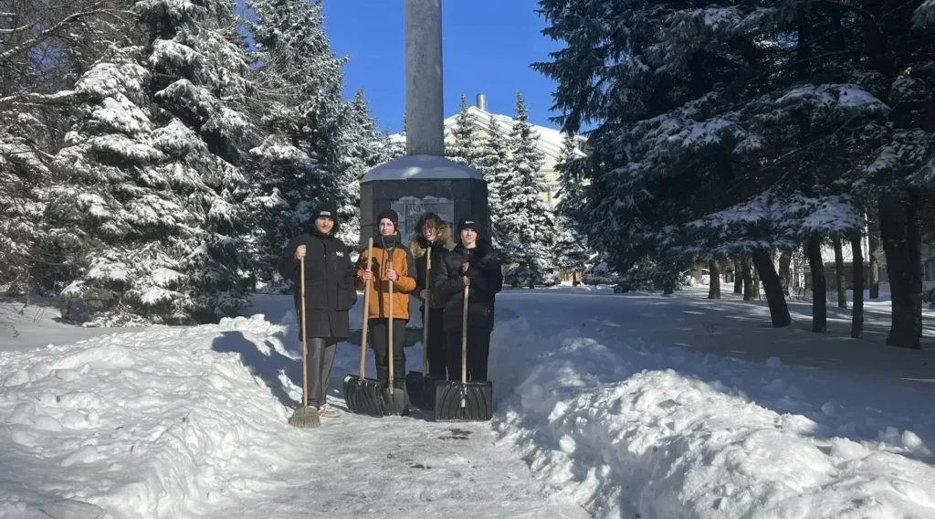 Ученики брянской школы № 5 взяли на себя заботу о памятнике