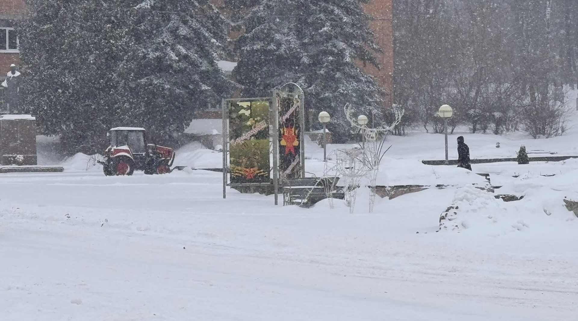 В Рогнедино устраняют последствия снегопада