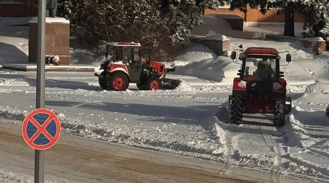 В Рогнединском районе устраняют последствия снегопада