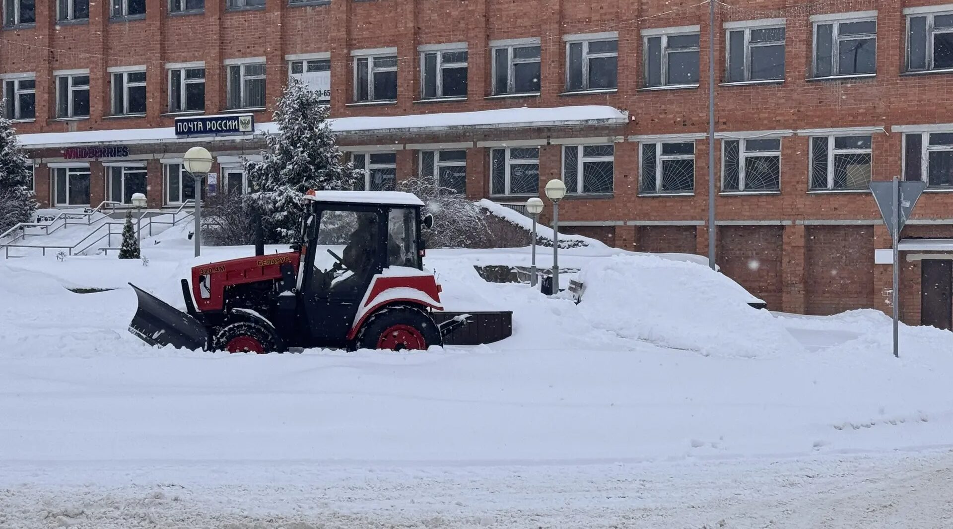 В Рогнедино устраняют последствия снегопада