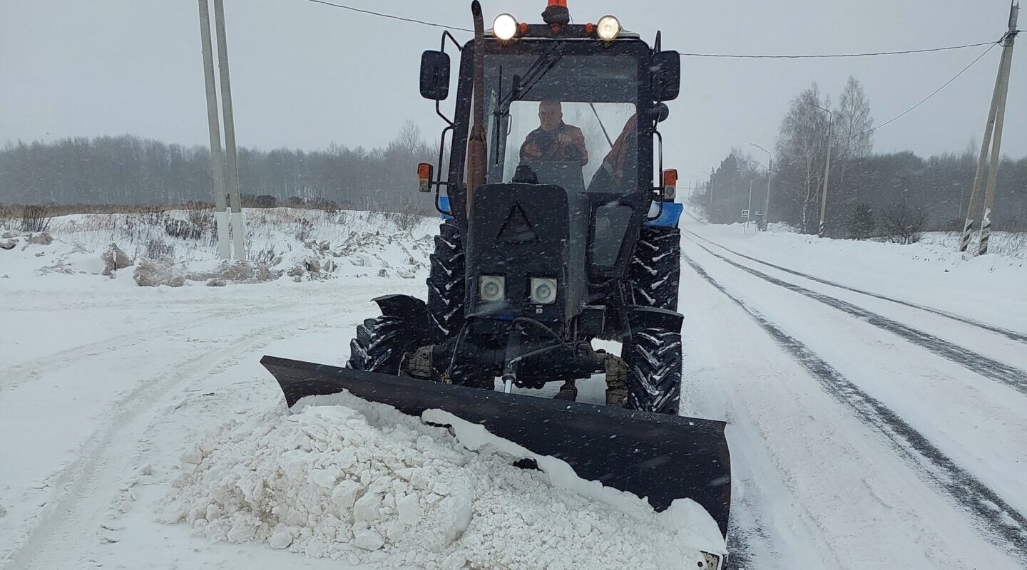 В Брянской области продолжаются работы по уборке снега