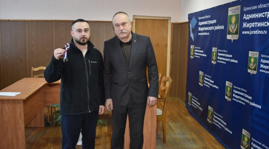 В Жирятино сироте вручили ключи от квартиры