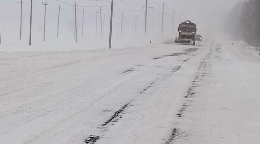 В Брянской области ведется очистка и противогололедная обработка дорог