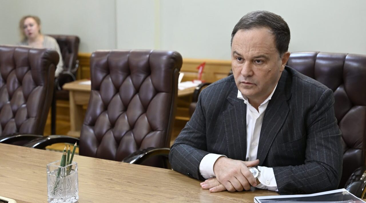 Брянский губернатор провел встречу с президентом АО «Завод «Снежеть» Виталием Явельским