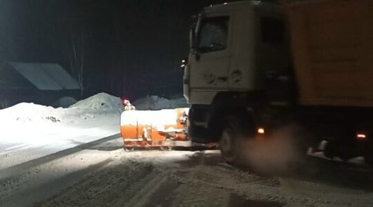 В Брянской области круглосуточно ведётся очистка дорог от снега