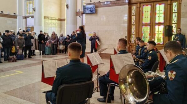 Военные музыканты Росгвардии выступили на железнодорожном вокзале в Брянске