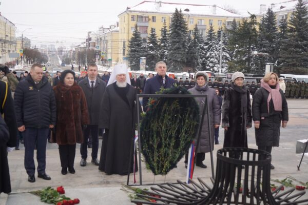 В Брянске в День защитника Отечества на площади Партизан возложили цветы