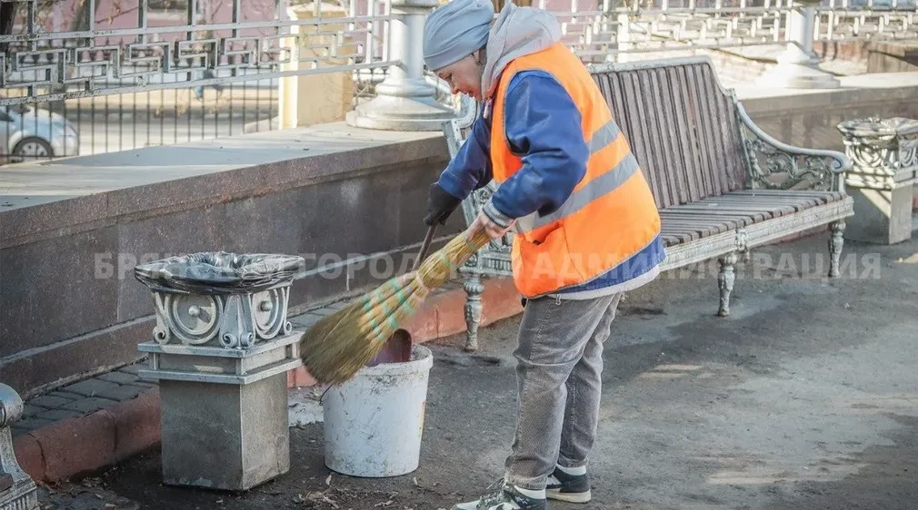 В Брянске продолжается весеннее благоустройство улиц