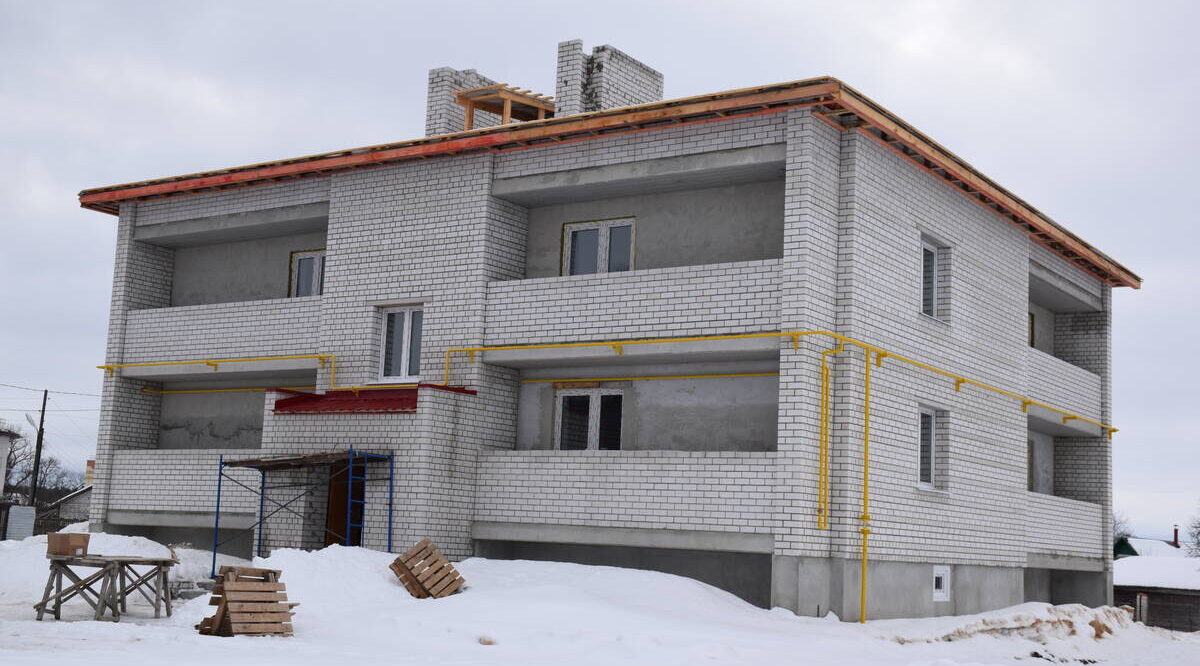 В Климовском районе четырнадцать детей-сирот получили ключи от новых квартир