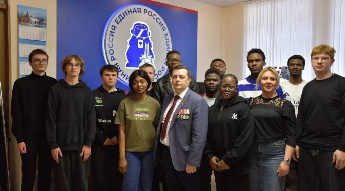 В Брянске прошла встреча участника программы «Время героев» Евгения Вылцана со студентами