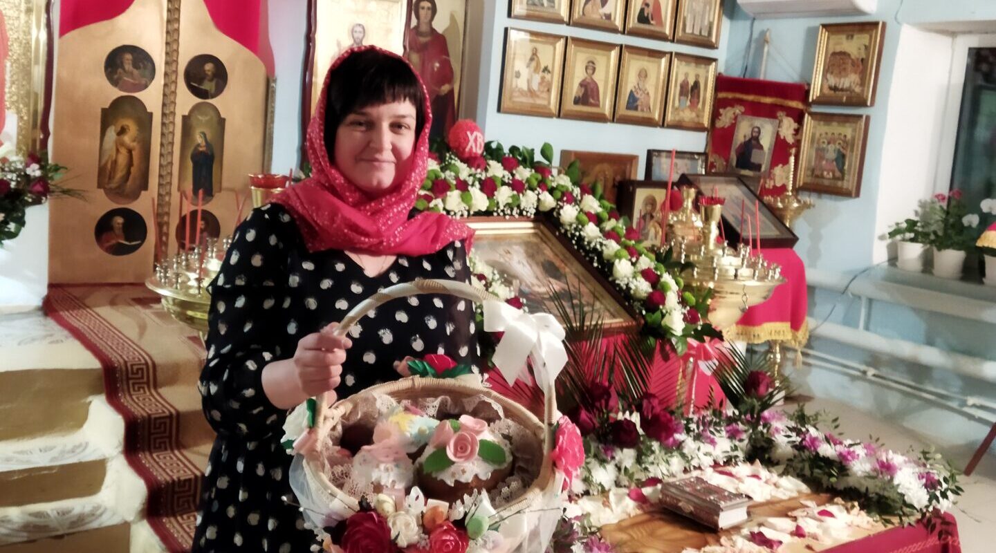 Чудо из лепестков:  как вера и любовь украшают иконы в храме