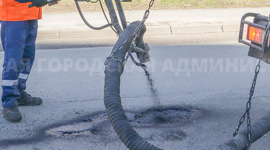 Во всех районах Брянска проводят ямочный ремонт дорог