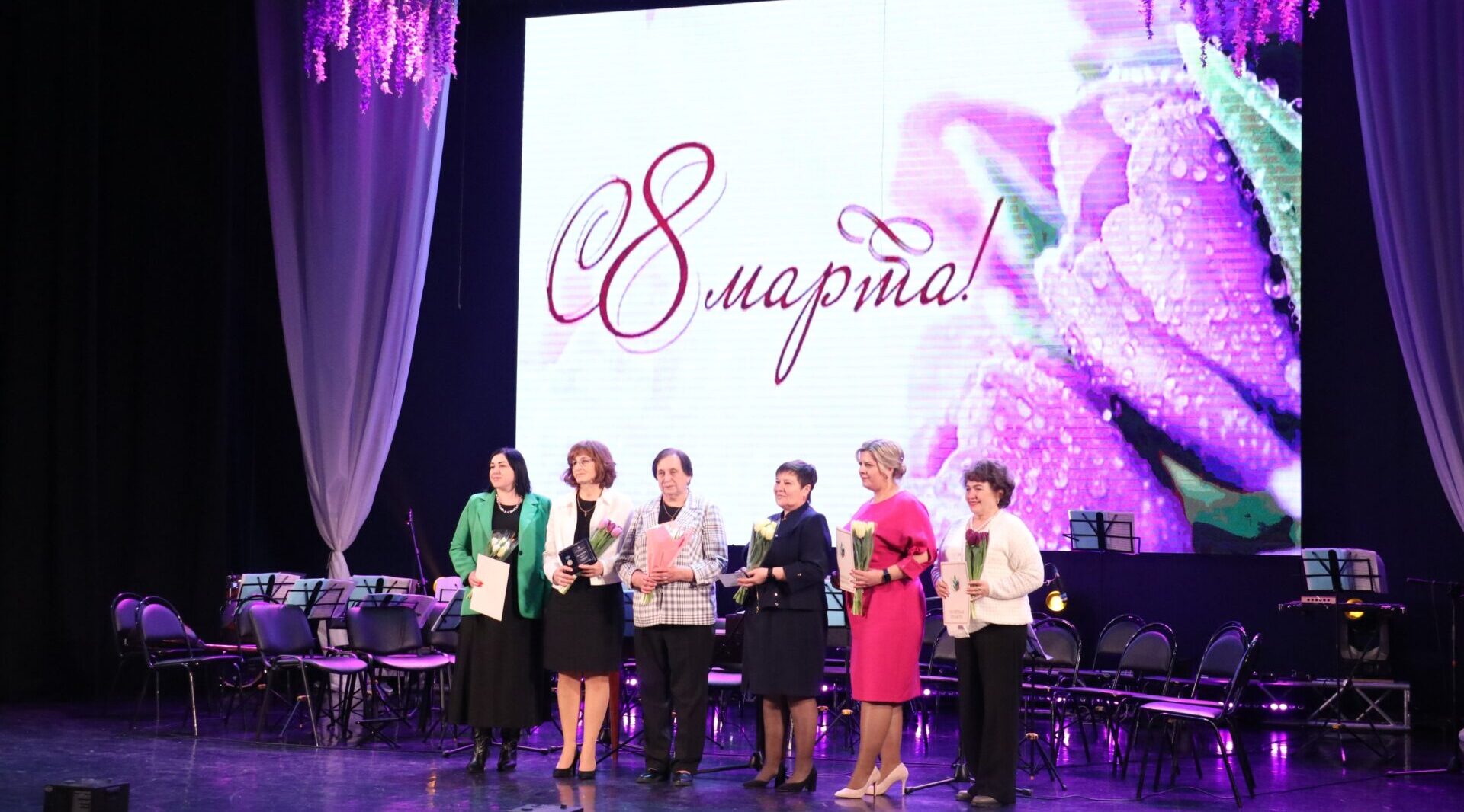 В брянском Дворце им. Ю.А. Гагарина прошло торжество, приуроченное к Международному женскому дню