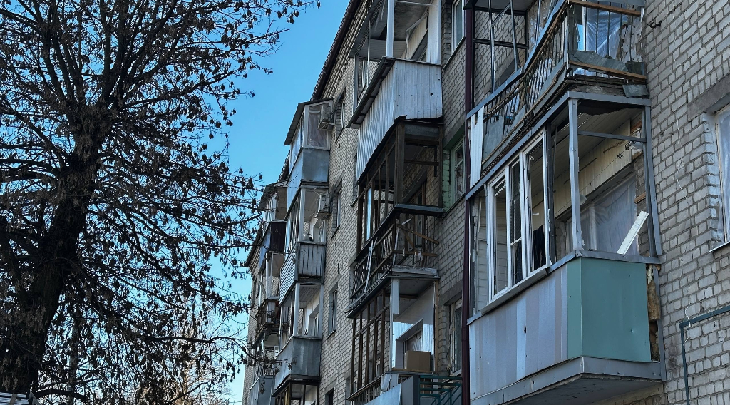 Женщина, чья квартира пострадала от атаки ВСУ, выразила благодарность за помощь