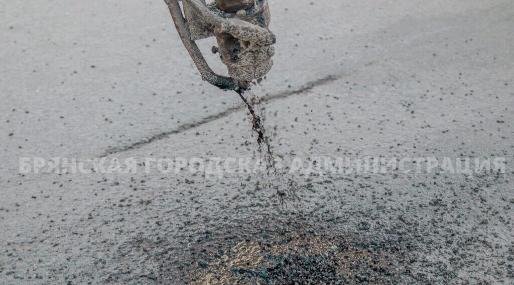 Брянские дорожники увеличили темпы ремонта повреждённого за зиму асфальта