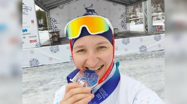 Брянская лыжница Наталья Есипова завоевала бронзовую медаль на соревнованиях в Мурманске