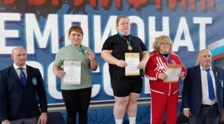 Брянские спортсмены успешно выступили на чемпионате России по пауэрлифтингу