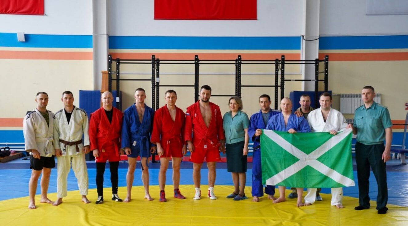 Брянский чемпион мира по самбо Артем Осипенко провел мастер-класс для сотрудников таможни