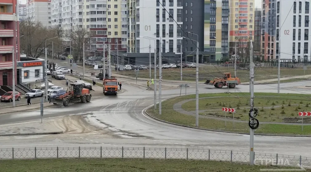 В Брянске продолжается работа по очистке дорог