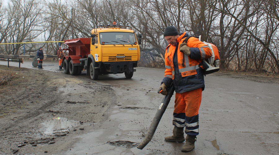 В Комаричском районе проводят работы по ямочному ремонту дорог
