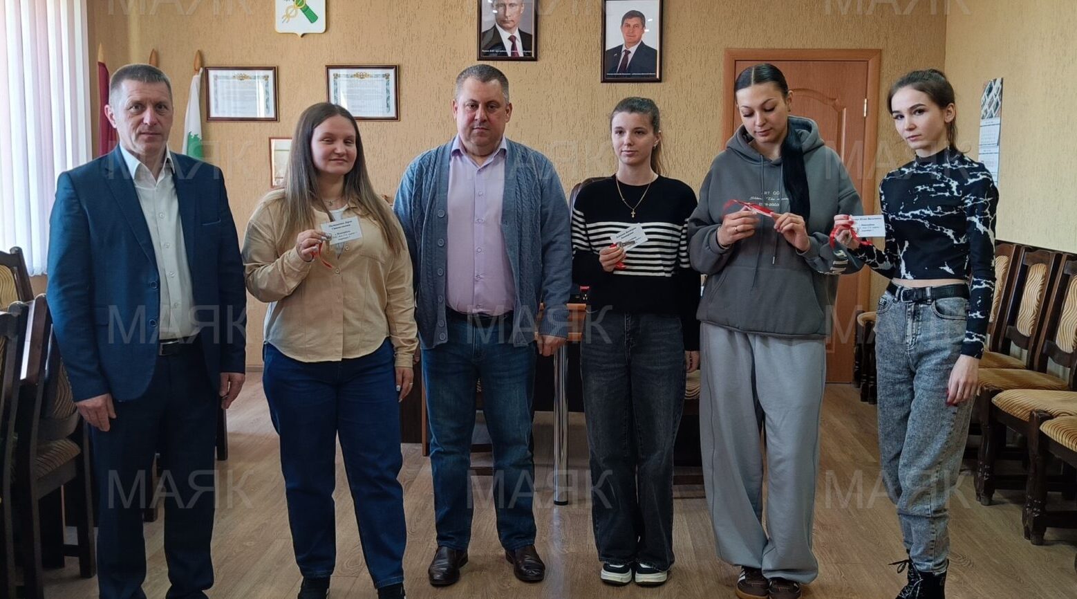 В Новозыбкове дети-сироты получили ключи от новых квартир