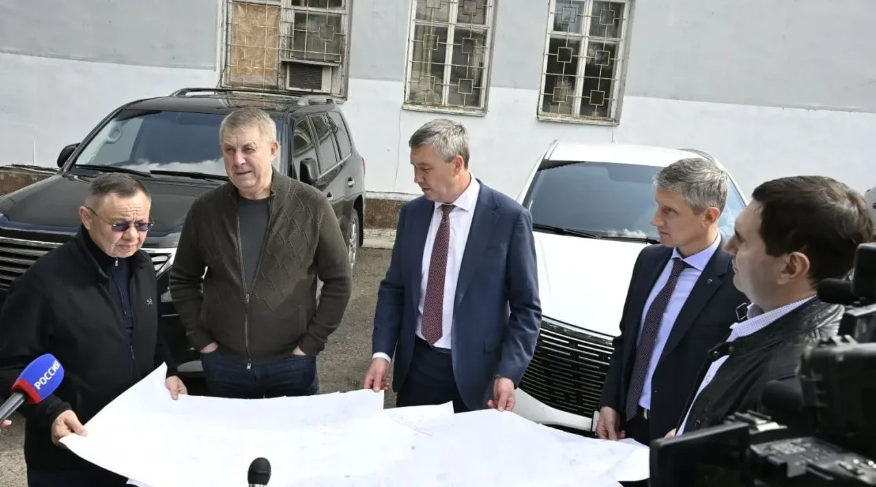 Александр Богомаз и Ирек Файзуллин осмотрели мобильные котельные в Клинцах