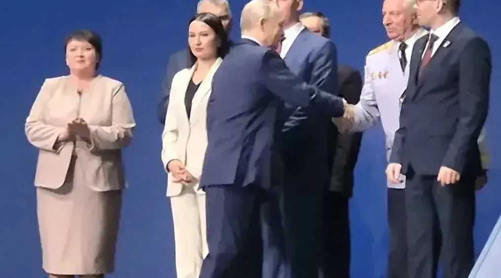 Владимир Путин наградил Александра Подольного за проект помощи жителям приграничья