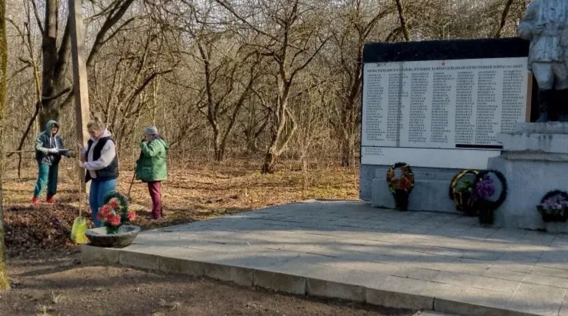 В Рогнедино прошел традиционный субботник