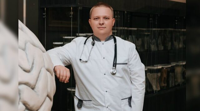 В Клинцовской городской больнице участковым терапевтом работает молодой врач Роман Боровик