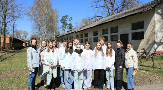 Брянские волонтеры культуры провели субботник на мемориальном комплексе «Дулаг-142»