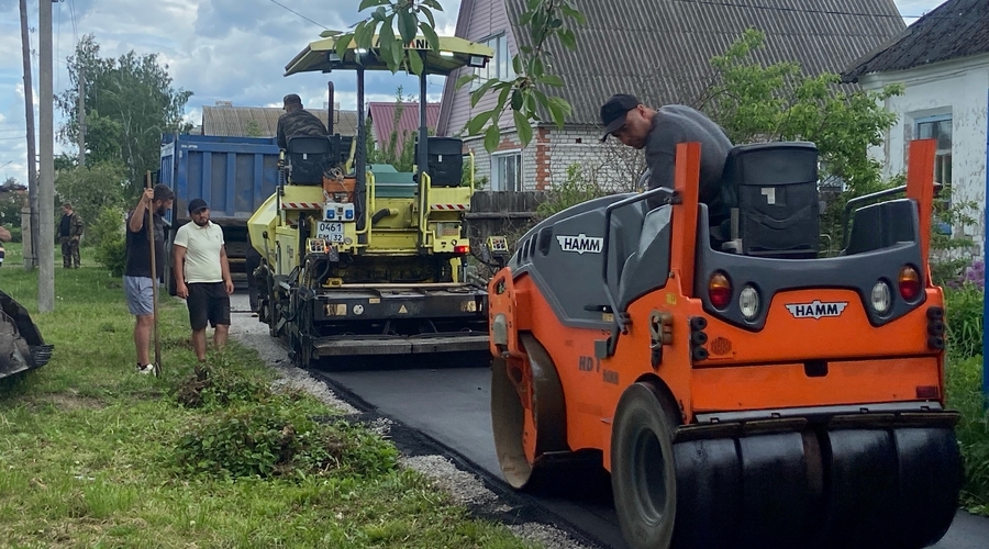 В брянских Комаричах на улице Кирова ведётся ремонт тротуара