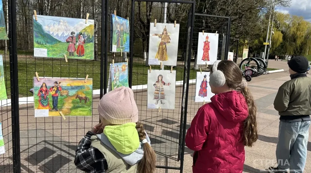 В Брянске 1 мая начала работу выставка под названием «В семье единой: краски народов России»