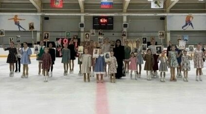 В Новозыбкове молодые фигуристы представили театрализованную постановку, посвящённую Дню Победы