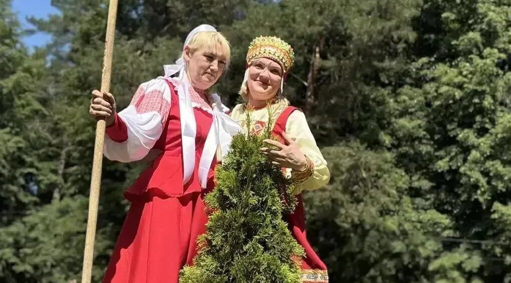 В Унече медики высадили саженцы деревьев в народных костюмах