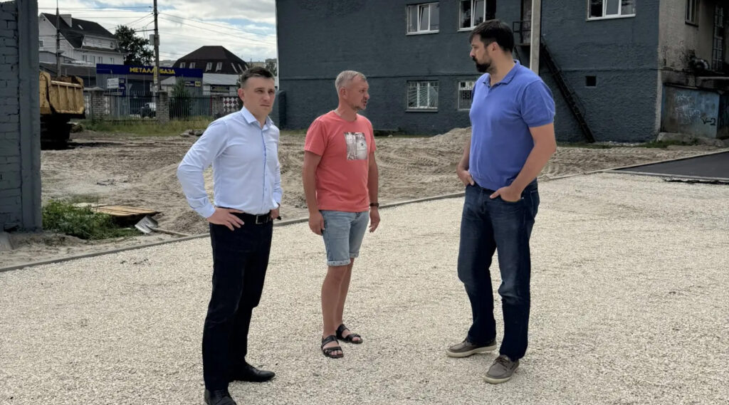 В Брянске асфальтируют «умную» спортивную площадку