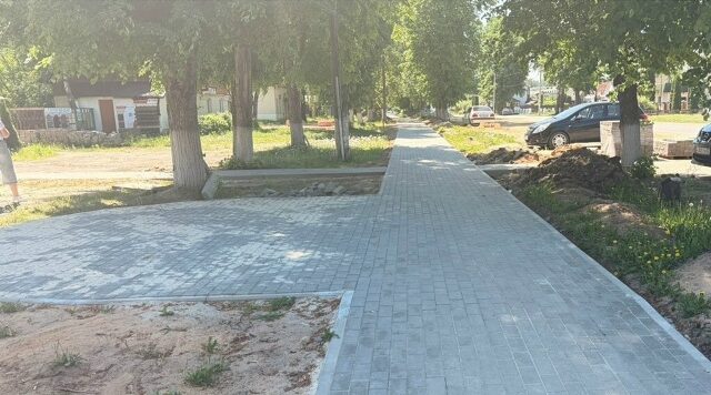 В поселке Сеща благоустраивают общественную территорию