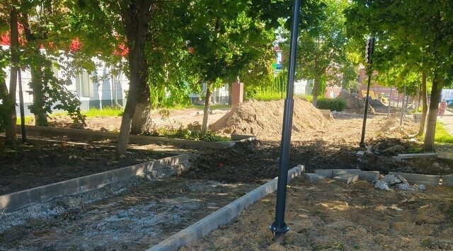 В брянском Новозыбкове продолжается благоустройство аллеи Славы