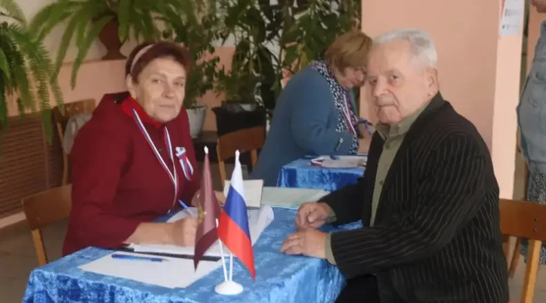 В поселке Рогнедино на избирательный участок пришел почетный житель района