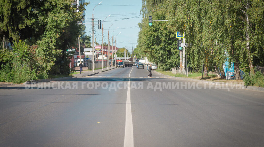 В Брянске на улице Спартаковской устанавливают ливневые водоотводы