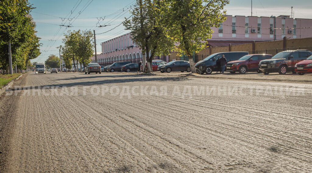 В Бежицком районе Брянска ведутся работы по прокладке новых тротуаров