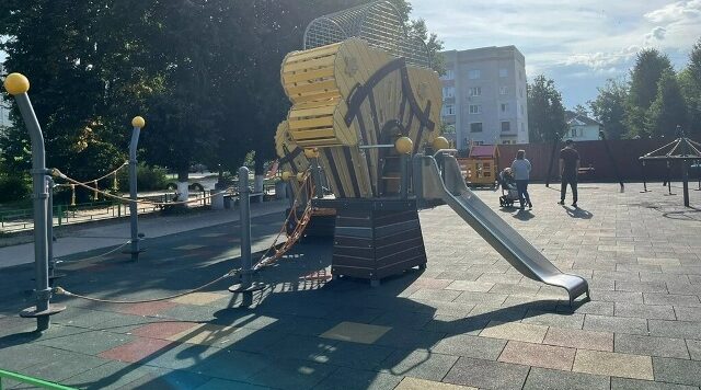 В брянском Сельцо по нацпроекту благоустроили детскую игровую площадку