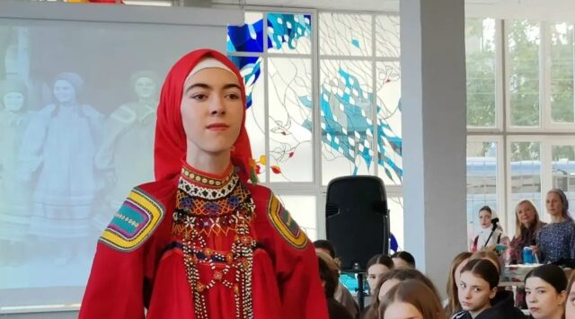 «В Брянском колледже искусств показали традиционные костюмы и спели народные песни