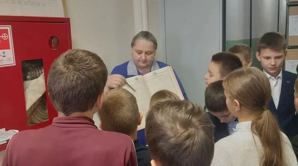 Брянских школьников познакомили с историей войны через архивные документы